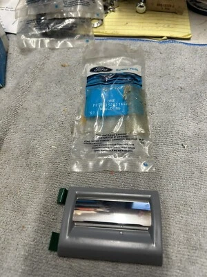 Conjunto de moldura Ford F2TZ-1529314-AD - trasero 1992-1995 Ford F150/250 granate Foto 1 de 4