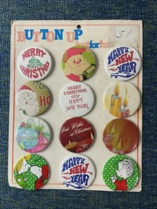 80’s CHRISTMAS BUTTONS MINT ON CARD ! PEANUTS N￼EW YEAR VINTAGE LOT of 12 - Picture 1 of 5