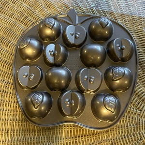 Nordic Ware 91448 Apple Slice Cakelet Pan Teacher’s Pet Back To School EUC! - Picture 1 of 5