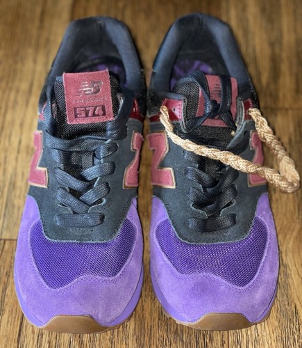 Taglia 10 New Balance 574 mese storia nera. Lacci d'oro mancanti su una scarpa!