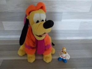 Disney Store Sweater Pluto  Stofftier Schmusetier Kuscheltier 21 cm + PVC Figur - Picture 1 of 4