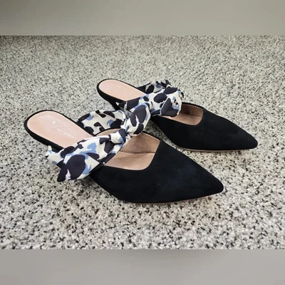 Anthropologie Paloma Arco Gatito Tacón Mules Negro Gamuza con Azul y Blanco Nuevo sin Etiquetas Talla 8 Foto 1 de 4
