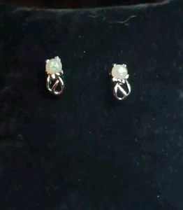 Katzenliebhaber! Unwiderstehliche weiße Opal Katze Ohrstecker! Versilberte Extra Rücken - Bild 1 von 6
