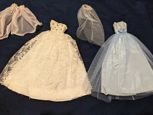 Vintage handgefertigtes Barbie Brautkleid mit 2 Schleiern und blauem Festkleid - Bild 1 von 5