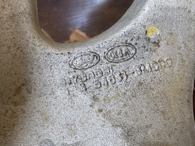 14 15 16 HYUNDAI EQUUS - Soporte de puntal - OEM# lado izquierdo  Foto 1 de 4