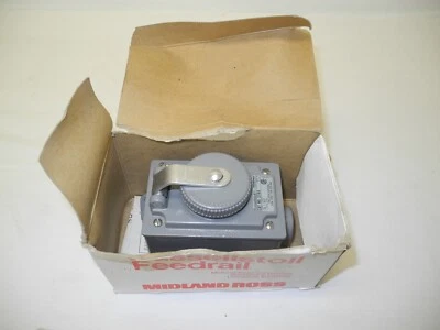RUSSELLSTOLL # 3744 4 PIN SLEEVE RECEPTACLE W/  WEATHERPROOF HOUSING F18665C NEW - Image 1 of 4