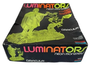 Monograma 1620 Luminadores Monstruos de Neón Brillo Drácula Figura Plástico Modelo Kit - Imagen 1 de 12