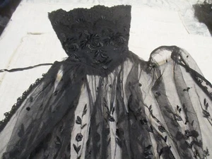 Schönes französisches bretonisches Kostüm, bestickte Schürze, antik schwarz Chantilly Spitze - Bild 1 von 20