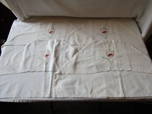4x COPRIPOLTRONA IN CREMA CON DESIGN A FIORE ROSA. - Foto 1 di 1
