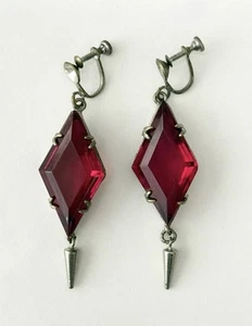 Antike Art Deco Ohrhänger Rautenschliff rotes Glas Repoussé silberfarben Stachel - Bild 1 von 18