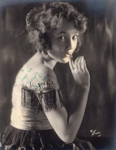 VINTAGE "THE LOST WORLD" SILENT ACTRESS: BESSIE LOVE SIGNED 8 1/2 X 6 1/2 PI - Picture 1 of 1