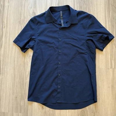 Lululemon Para Hombre L Azul Marino Hasta el Alambre Manga Corta Abotonable Negocios Usado en Excelente Condición Leer Foto 1 de 4