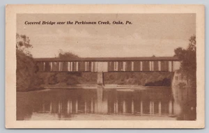 Puente cubierto de postal sobre Perkiomen Creek en Oaks, Pensilvania. - Imagen 1 de 2