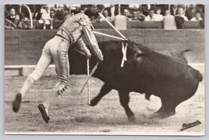 RPPC Spagna Bull Fighting Matador in azione - Foto 1 di 2