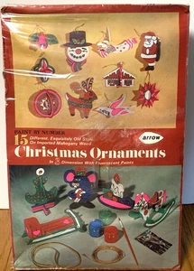 Nuevo Kit de 15 adornos navideños madera flecha 1971 vintage pintura fluorescente 3D - Imagen 1 de 3