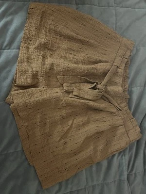 Shorts social feminino Worthington pequeno plissado com cinto marrom 10P com cinto - Imagem 1 de 2