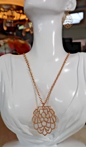 Conjunto de collar colgante y pendientes perforados con pétalos de monarca Avon en tono dorado nuevo en caja - Imagen 1 de 9