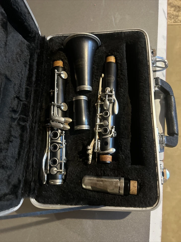 Clarinete Bundy con estuche usado durante 3 meses.    350$ o mejor oferta Foto 1 de 2