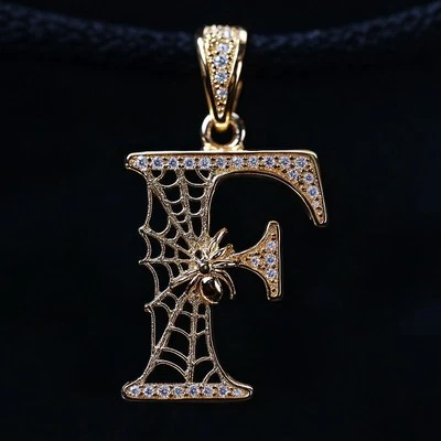 Colgante de tela de araña Moisssanite real letras iniciales para hombre enchapado en oro amarillo de 14K Foto 1 de 4