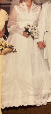 Vintage 1984 Ivory Wedding Dress - Stored in Keepsake Box - Size 6?  Small Nice! - Image 1 of 4