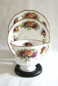 Vintage 1970's Elizabethan English Fine Bone China Trio English Garden - Picture 1 of 13