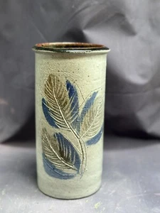 Jarrón estampado hojas cilíndricas de cerámica artística vintage flores florero firmado artesanalmente - Imagen 1 de 5