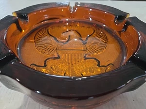 Vintage 10" schwerer Braunglas Aschenbecher USA Bundesadler mit Sternen & Schild EUC  - Bild 1 von 12