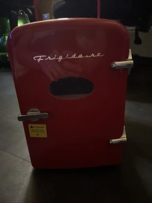 Mini nevera retro Frigidaire 3,2 pies cúbicos de una sola puerta (6 colores) - Envío gratuito Foto 1 de 4