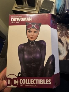 DC Collectibles Catwoman Statue by Joelle Jones Girls Cover - Picture 1 of 2