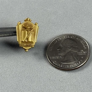 Lámpara de pluma de libro de becas de colección HJCO Pinback #56369 - Imagen 1 de 3