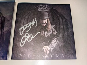Folleto CD firmado autografiado por Ozzy Osbourne Ordinary Man Rock & Roll Crazy Train - Imagen 1 de 5