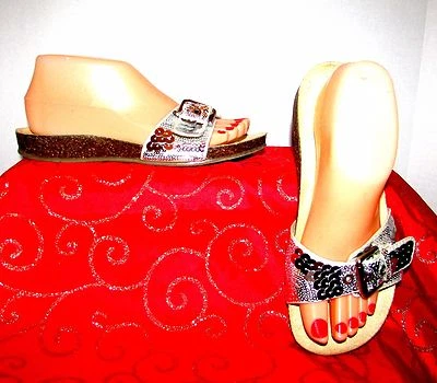 APOSTROPHE QUINN TALLA 6.5 PLATA LENTEJUELAS CUERO PUNTERA ABIERTA DIAPOSITIVAS CON HEBILLA COMO NUEVO Foto 1 de 4