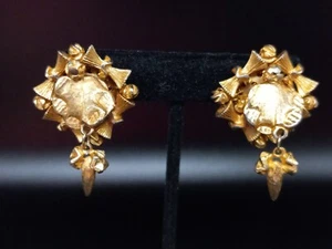 Hattie Carnegie rare gold tone 3D Dangle design Clip On Earrings - Picture 1 of 16