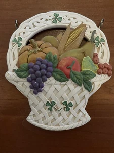 Placa de pared de cesta de bienvenida con tréboles, 5-3/4" de alto - Imagen 1 de 2