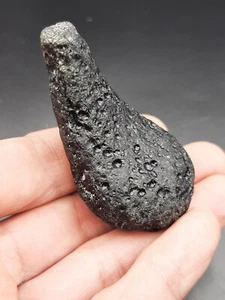 Tektit Indochinit seltener gebogener Tropfen 46,37g / 6,2cm - Meteorit Einschlagglas - Bild 1 von 12