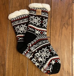 Muk Luks Warm Fuzzy Socks Slippers with Grippers Snow Flakes Red Black White - Picture 1 of 7
