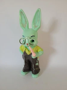 Salvadanaio vintage Knickerbocker coniglietto coniglio plastica dura antropomorfa verde  - Foto 1 di 10