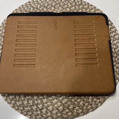 Zugu iPad Pro/Air 12,9” o 13” custodia cavalletto pieghevole marrone marrone chiaro - Immagine 1 di 4