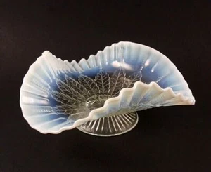 Cuenco con volantes Northwood Glass blanco opalescente hojas y cuentas 1906 - Imagen 1 de 5
