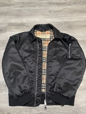Jaqueta Bomber Burberry Masculina Cetim Preta Tamanho Pequeno 50 - Imagem 1 de 4