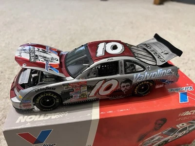 Action Johnny Benson #10 Valvoline James Dean 2001 ~ 1:24 Diecast Car - Image 1 of 4