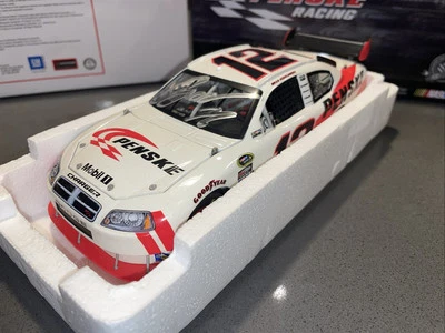 Dodge Charger NASCAR 2010 autografiado Brad Keselowski Penske #12 diecast 1/24 Foto 1 de 4
