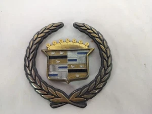 Cadillac DeVille plástico cromo corona y escudo emblema maletero - Imagen 1 de 4