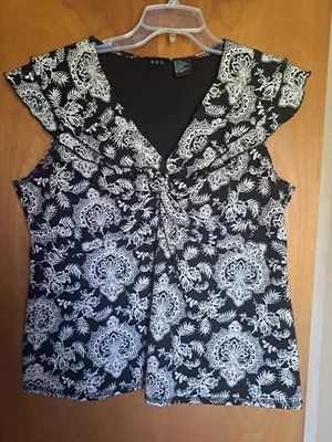 Blusa/top para mujer R.Q.T blanco y negro con volantes escote. Talla XL. Foto 1 de 4