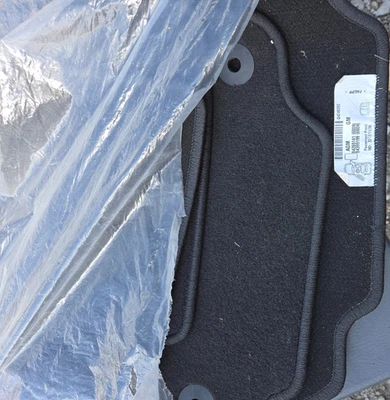 Juego de alfombrillas de fábrica de terreno Chevrolet Equinox/GMC 2018-2024 OEM nuevas negras Foto 1 de 4