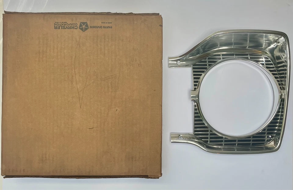 Nuevo bisel de faro izquierdo stock antiguo para modelos Plymouth 1965 Mopar #2445241 Foto 1 de 1