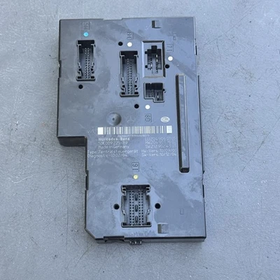 2012-2014 Mercedes-Benz C250 Rear Trunk Fuse Box Relay Junction Block 2049060105 - Imagem 1 de 4