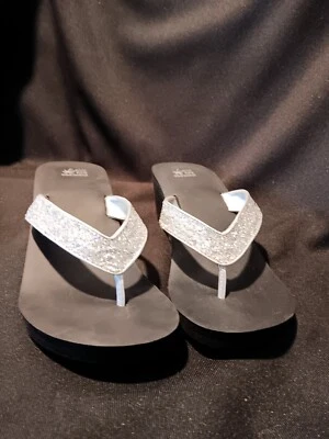 Chanclas de cuña Montego Bay Club 2,5" talla 9 correas plateadas brillantes Foto 1 de 4