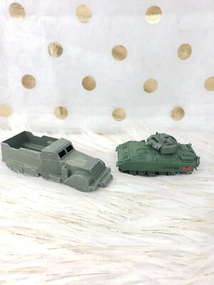 Camión fundido a presión verde juguete mediano de colección de los años 50 y Maisto M3 Bradley CFV GI JOE  Foto 1 de 4