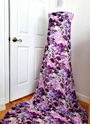 Tela de gasa arrugada púrpura con flores de lavanda estampado floral Foto 1 de 4